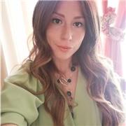 Laureata in lingue e culture per il turismo impartisce lezioni di inglese a studenti di scuola elementare, media, superiore e universitari